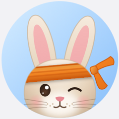 Levra, der Hase mit dem orangen Stirnband, zwinkert